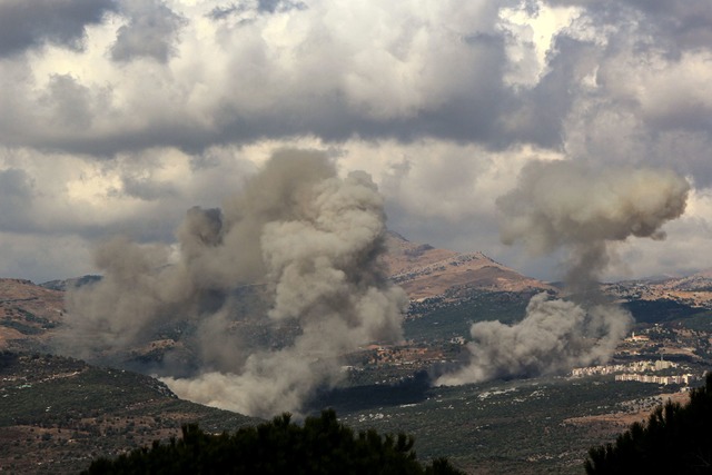 Israels Armee greift nach eigenen Anga...tellungen der Hisbollah im Libanon an.  | Foto: Marwan Naamani/dpa