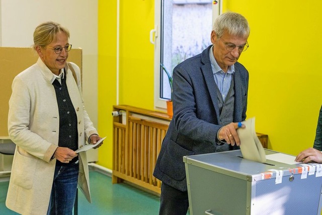 Hans-Christoph Berndt, Spitzenkandidat... seine Frau geben ihre Stimmzettel ab.  | Foto: Frank Hammerschmidt (dpa)