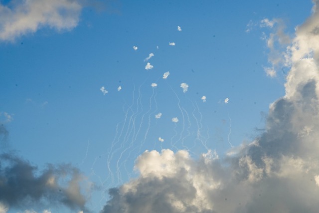 Israel fliegt nach heftigem Beschuss w... gegen die Hisbollah-Miliz im Libanon.  | Foto: Baz Ratner/AP/dpa