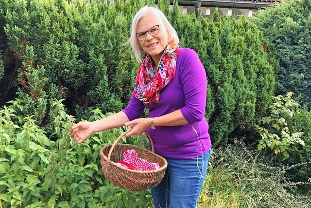 Edith Keler aus Lenzkirch beim Sammeln von Brennnesselsamen in ihrem Garten  | Foto: Ursula Harder