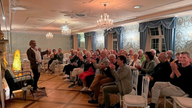 Elmar Langenbacher brachte die Gste zum Lachen und Nachdenken.  | Foto: Nadine Zenhusern