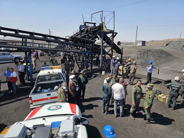 Bergleute und Polizisten am Standort der Kohlemine.  | Foto: Uncredited/Iranian Red Crescent Society/AP/dpa