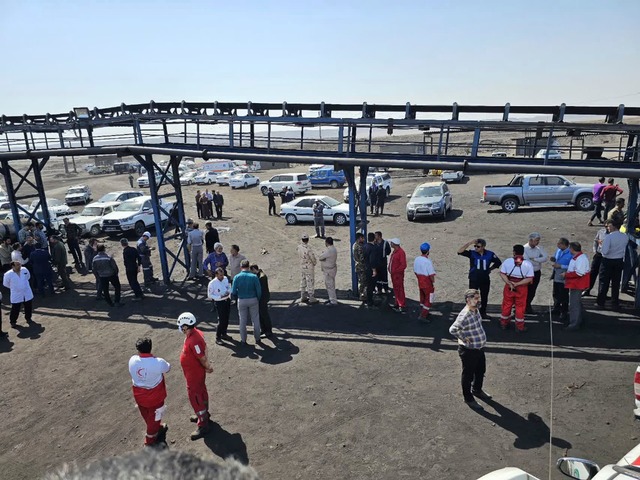 Bergleute und Polizisten am Standort der Kohlemine.  | Foto: Uncredited/Iranian Red Crescent Society/AP/dpa