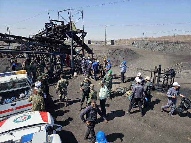 Bergleute und Polizisten am Standort der Kohlemine.  | Foto: Uncredited/Iranian Red Crescent Society/AP/dpa