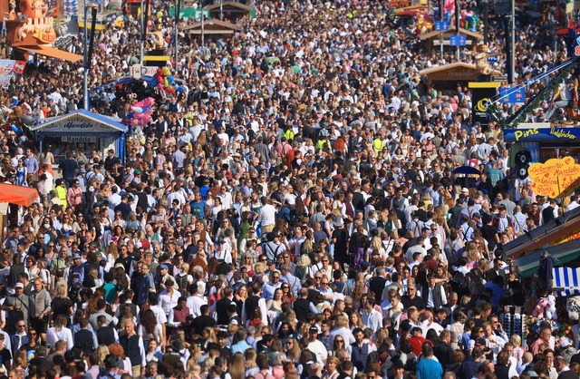 Dichtes Gedr&auml;nge am Samstagnachmittag auf dem Oktoberfest.  | Foto: Karl-Josef Hildenbrand/dpa