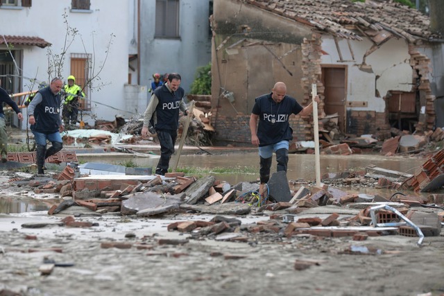 Nach tagelangen Regenf&auml;llen in Norditalien muss nun aufger&auml;umt werden.  | Foto: Fabrizio Zani/LaPresse/AP/dpa