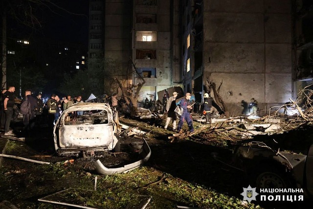 Der Einschlag einer russischen Gleitbo...rst&ouml;rungen in Charkiw verursacht.  | Foto: Uncredited/Ukrainian National Police/AP/dpa