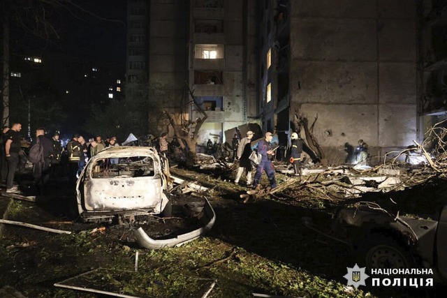 Das von der ukrainischen Nationalpoliz...ebuden nach einem russischen Angriff.  | Foto: Uncredited (dpa)