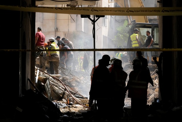 Zwei siebenst&ouml;ckige Geb&auml;ude ...reitag zusammengebrochen. (Archivbild)  | Foto: Bilal Hussein/AP