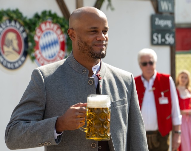 Prosit: Vincent Kompany bei seiner Oktoberfest-Premiere als Bayern-Coach.  | Foto: Stefan Puchner/dpa