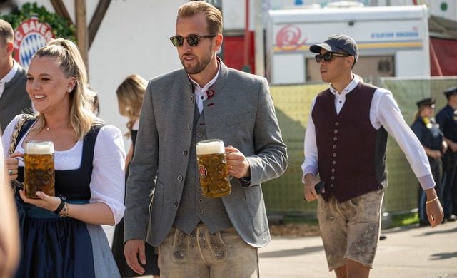 Bayern-Torj&auml;ger Harry Kane mit seiner Frau Katie Goodland (l).  | Foto: Stefan Puchner/dpa