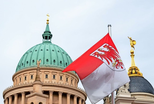 Die Landesflagge mit dem roten Branden...es Brandenburger Landtages in Potsdam.  | Foto: Soeren Stache (dpa)