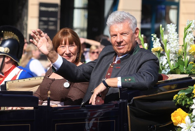 OB Reiter f&auml;hrt mit Ehefrau Petra zum Festgel&auml;nde.  | Foto: Karl-Josef Hildenbrand/dpa