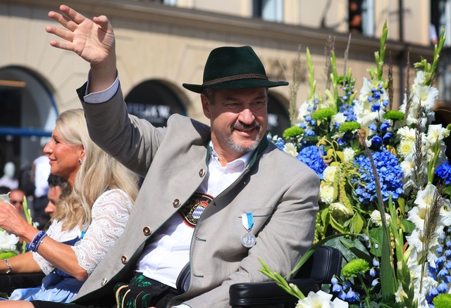 Ministerpr&auml;sident S&ouml;der kommt erneut in Lederhose.  | Foto: Karl-Josef Hildenbrand/dpa