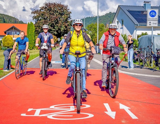 Zur Erffnung der Fahrradstrae wurde krftig in die Pedale getreten.  | Foto: Paul Eischet