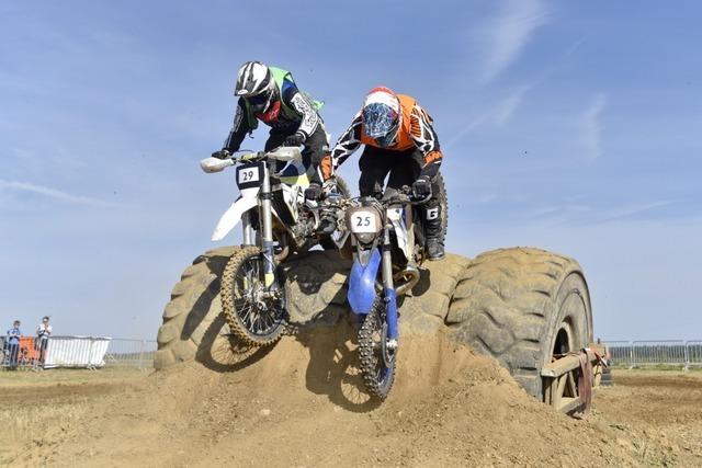 Enduro-Challenge bietet spannende Manver unter blauem Himmel