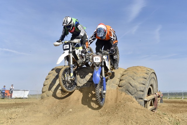 Riskante Manver und jede Menge Staub ...s am Samstag bei der Enduro-Challenge.  | Foto: Philippe Thines