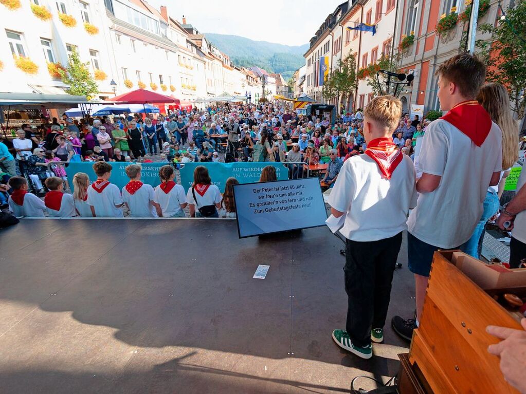 Mehrere hundert Snger wechselten sich beim Badnerlied-Rekordversuch ab.