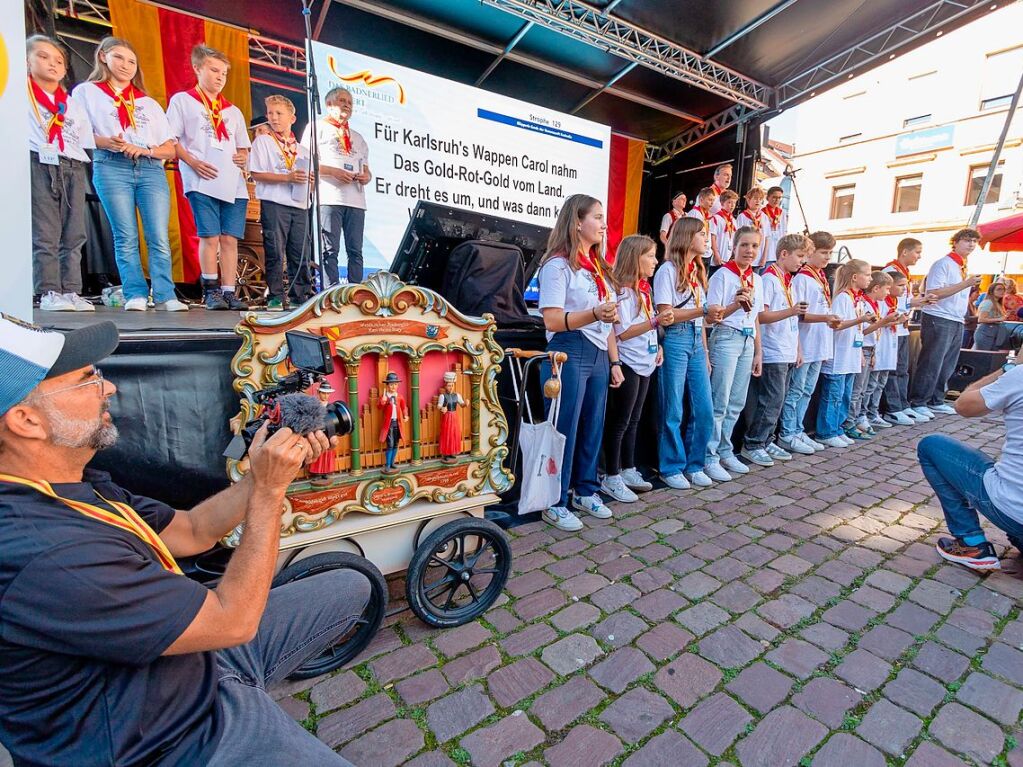 Mehrere hundert Snger wechselten sich beim Badnerlied-Rekordversuch ab.