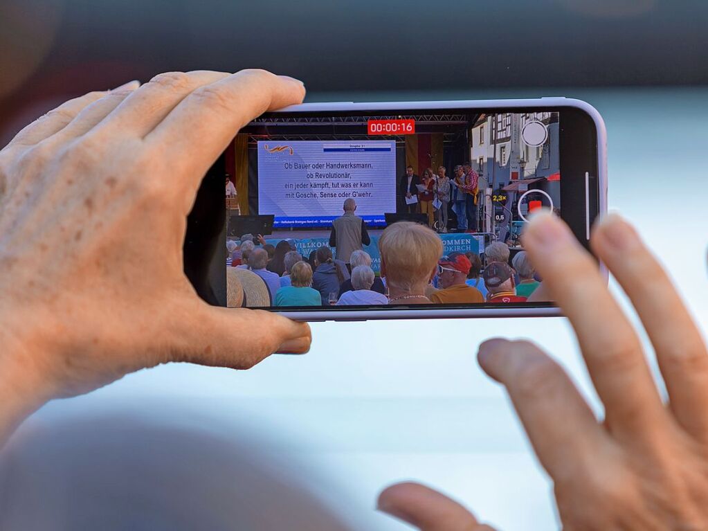 Mehrere hundert Snger wechselten sich beim Badnerlied-Rekordversuch ab.