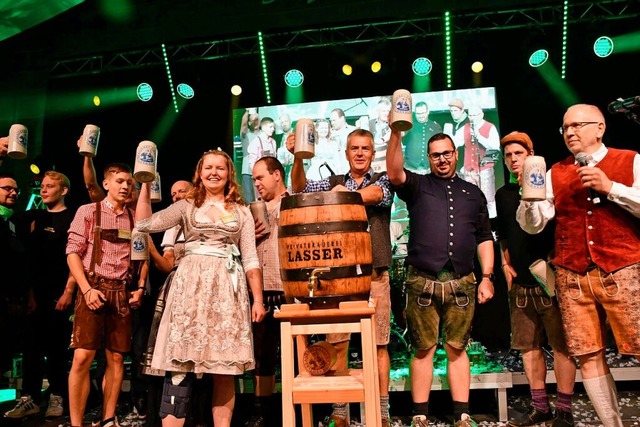 Beim Fassanstich mit der Auszubildende...le, rechts Brauereichef Andreas Walter  | Foto: Heinz und Monika Vollmar