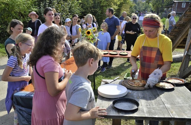 Die selbst belegte Pizza aus dem Holzofen schmeckte vorzglich.  | Foto: Edgar Steinfelder