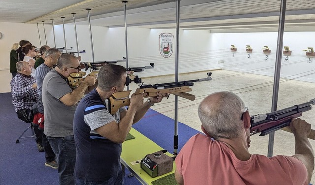 Beim Jedermann-Schieen versuchten viele ihr Glck.   | Foto: Schtzenverein Kappel