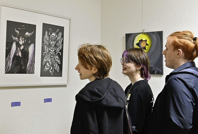 Junge Knstlerinnen und Knstler stellen ganz unterschiedliche Arbeiten aus.   | Foto: Endrik Baublies