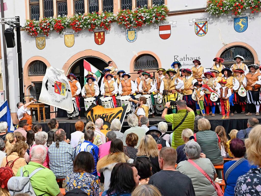 Die Staufener Stadtgeschichten erblhen im sptsommerlichen Licht: Das mittelalterliche Stdtchen wurde erneut perfekt in Szene gesetzt. Bunte, aufwndige Kostme, feierliche Musik und kulinarische Vielfalt standen an der Tagesordnung.