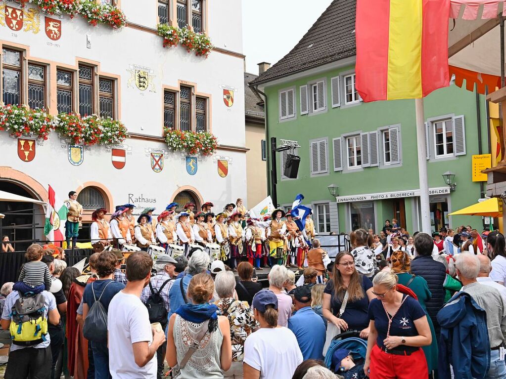 Die Staufener Stadtgeschichten erblhen im sptsommerlichen Licht: Das mittelalterliche Stdtchen wurde erneut perfekt in Szene gesetzt. Bunte, aufwndige Kostme, feierliche Musik und kulinarische Vielfalt standen an der Tagesordnung.