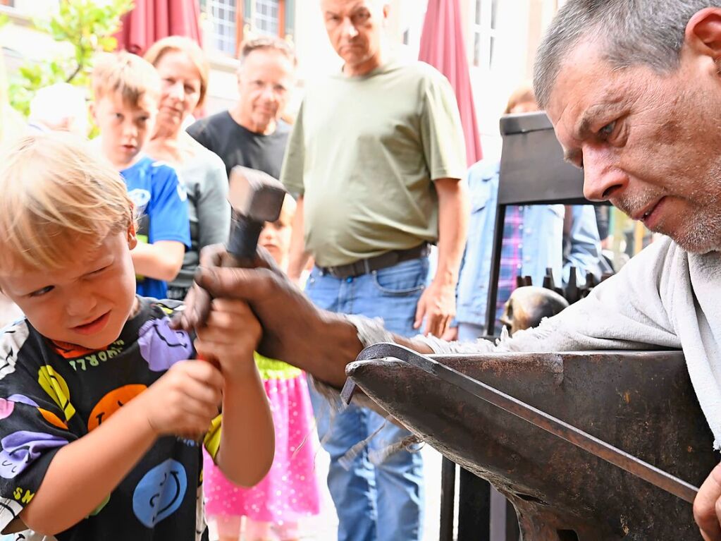 Die Staufener Stadtgeschichten erblhen im sptsommerlichen Licht: Das mittelalterliche Stdtchen wurde erneut perfekt in Szene gesetzt. Bunte, aufwndige Kostme, feierliche Musik und kulinarische Vielfalt standen an der Tagesordnung.