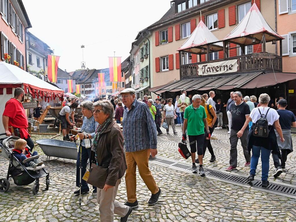 Die Staufener Stadtgeschichten erblhen im sptsommerlichen Licht: Das mittelalterliche Stdtchen wurde erneut perfekt in Szene gesetzt. Bunte, aufwndige Kostme, feierliche Musik und kulinarische Vielfalt standen an der Tagesordnung.