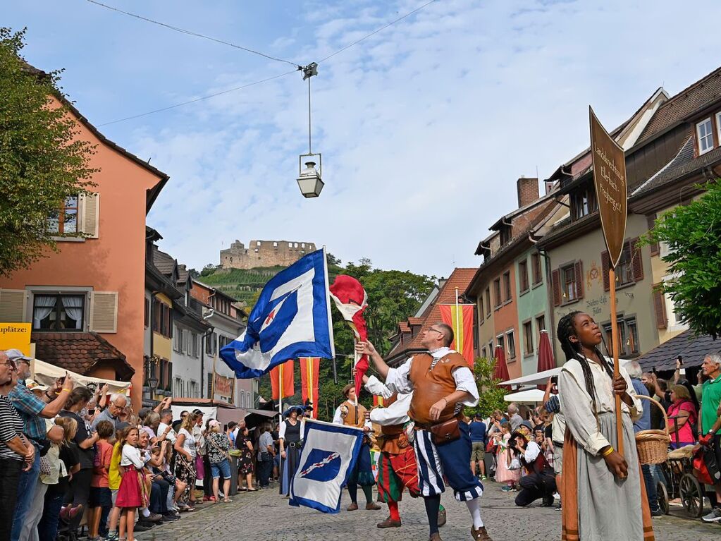 Die Staufener Stadtgeschichten erblhen im sptsommerlichen Licht: Das mittelalterliche Stdtchen wurde erneut perfekt in Szene gesetzt. Bunte, aufwndige Kostme, feierliche Musik und kulinarische Vielfalt standen an der Tagesordnung.