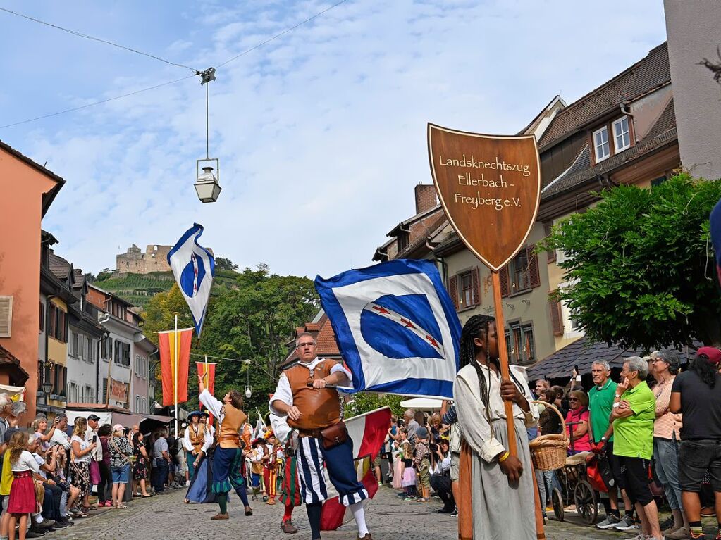 Die Staufener Stadtgeschichten erblhen im sptsommerlichen Licht: Das mittelalterliche Stdtchen wurde erneut perfekt in Szene gesetzt. Bunte, aufwndige Kostme, feierliche Musik und kulinarische Vielfalt standen an der Tagesordnung.