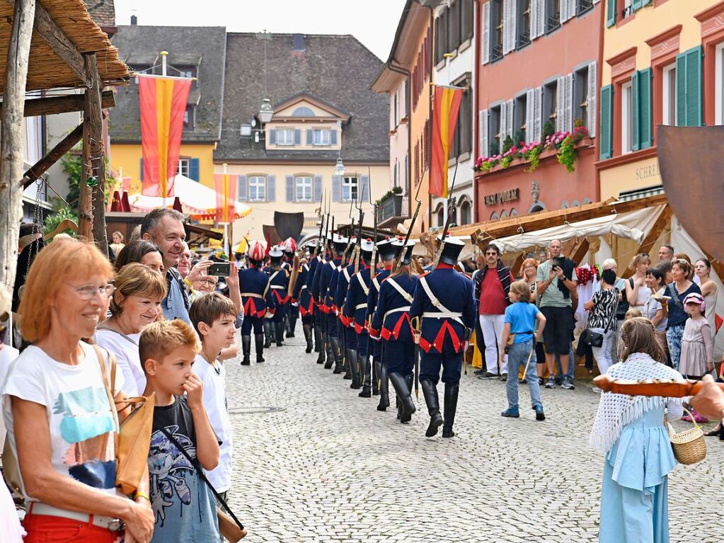 Die Staufener Stadtgeschichten erblhen im sptsommerlichen Licht: Das mittelalterliche Stdtchen wurde erneut perfekt in Szene gesetzt. Bunte, aufwndige Kostme, feierliche Musik und kulinarische Vielfalt standen an der Tagesordnung.