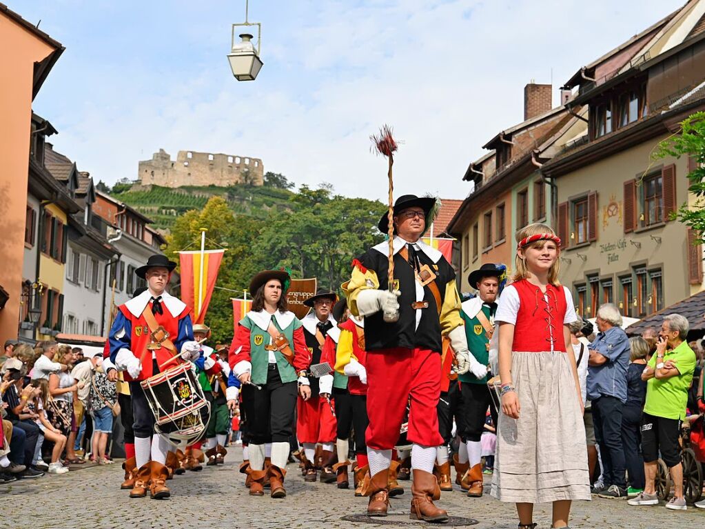 Die Staufener Stadtgeschichten erblhen im sptsommerlichen Licht: Das mittelalterliche Stdtchen wurde erneut perfekt in Szene gesetzt. Bunte, aufwndige Kostme, feierliche Musik und kulinarische Vielfalt standen an der Tagesordnung.