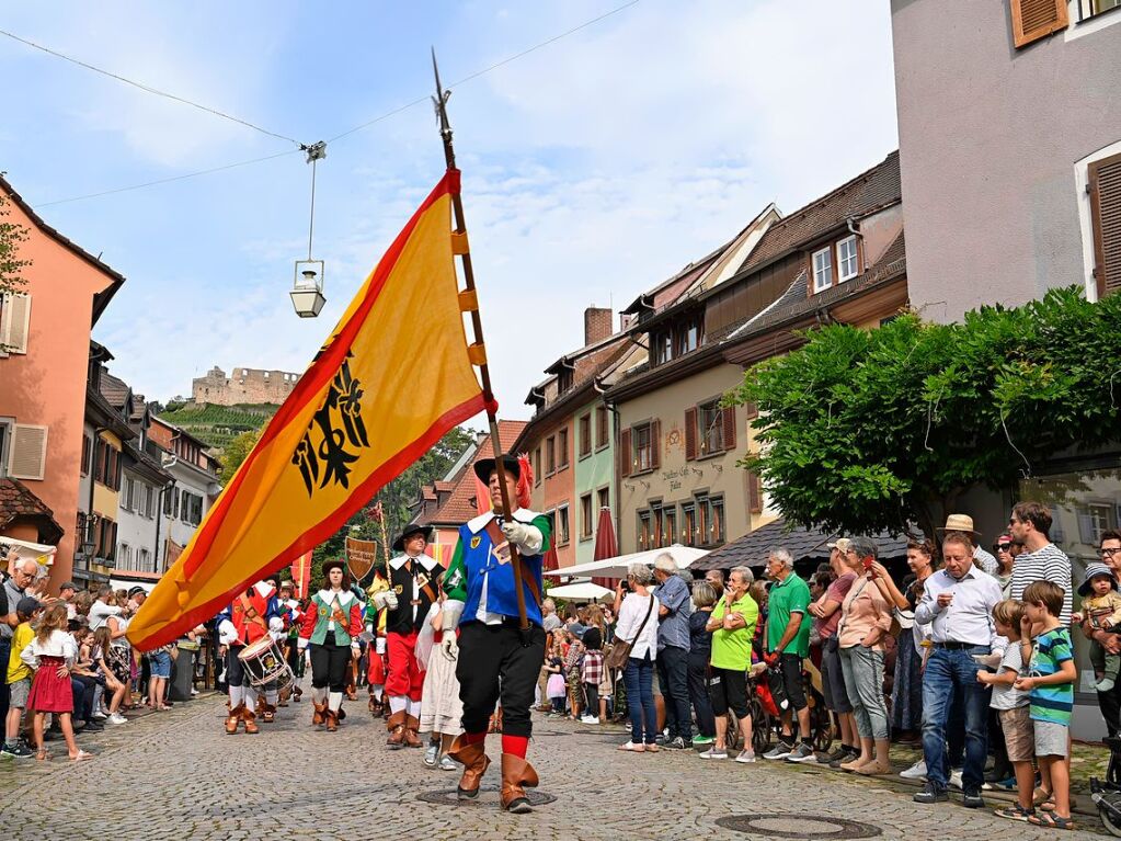 Die Staufener Stadtgeschichten erblhen im sptsommerlichen Licht: Das mittelalterliche Stdtchen wurde erneut perfekt in Szene gesetzt. Bunte, aufwndige Kostme, feierliche Musik und kulinarische Vielfalt standen an der Tagesordnung.