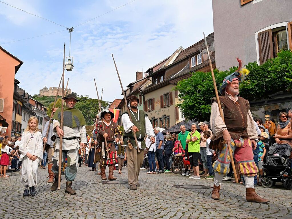 Die Staufener Stadtgeschichten erblhen im sptsommerlichen Licht: Das mittelalterliche Stdtchen wurde erneut perfekt in Szene gesetzt. Bunte, aufwndige Kostme, feierliche Musik und kulinarische Vielfalt standen an der Tagesordnung.