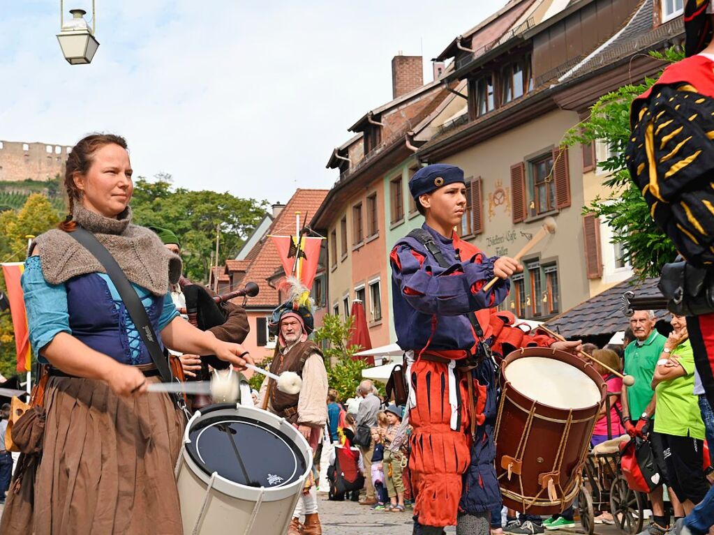 Die Staufener Stadtgeschichten erblhen im sptsommerlichen Licht: Das mittelalterliche Stdtchen wurde erneut perfekt in Szene gesetzt. Bunte, aufwndige Kostme, feierliche Musik und kulinarische Vielfalt standen an der Tagesordnung.