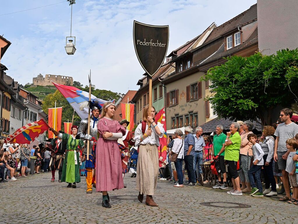 Die Staufener Stadtgeschichten erblhen im sptsommerlichen Licht: Das mittelalterliche Stdtchen wurde erneut perfekt in Szene gesetzt. Bunte, aufwndige Kostme, feierliche Musik und kulinarische Vielfalt standen an der Tagesordnung.