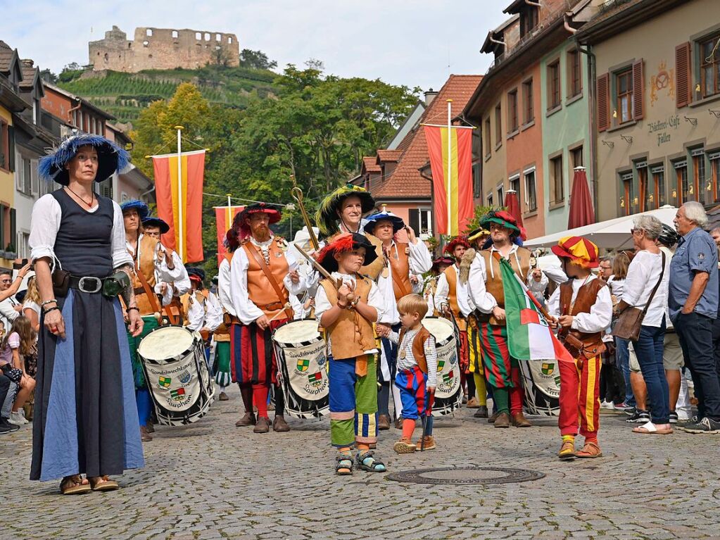 Die Staufener Stadtgeschichten erblhen im sptsommerlichen Licht: Das mittelalterliche Stdtchen wurde erneut perfekt in Szene gesetzt. Bunte, aufwndige Kostme, feierliche Musik und kulinarische Vielfalt standen an der Tagesordnung.