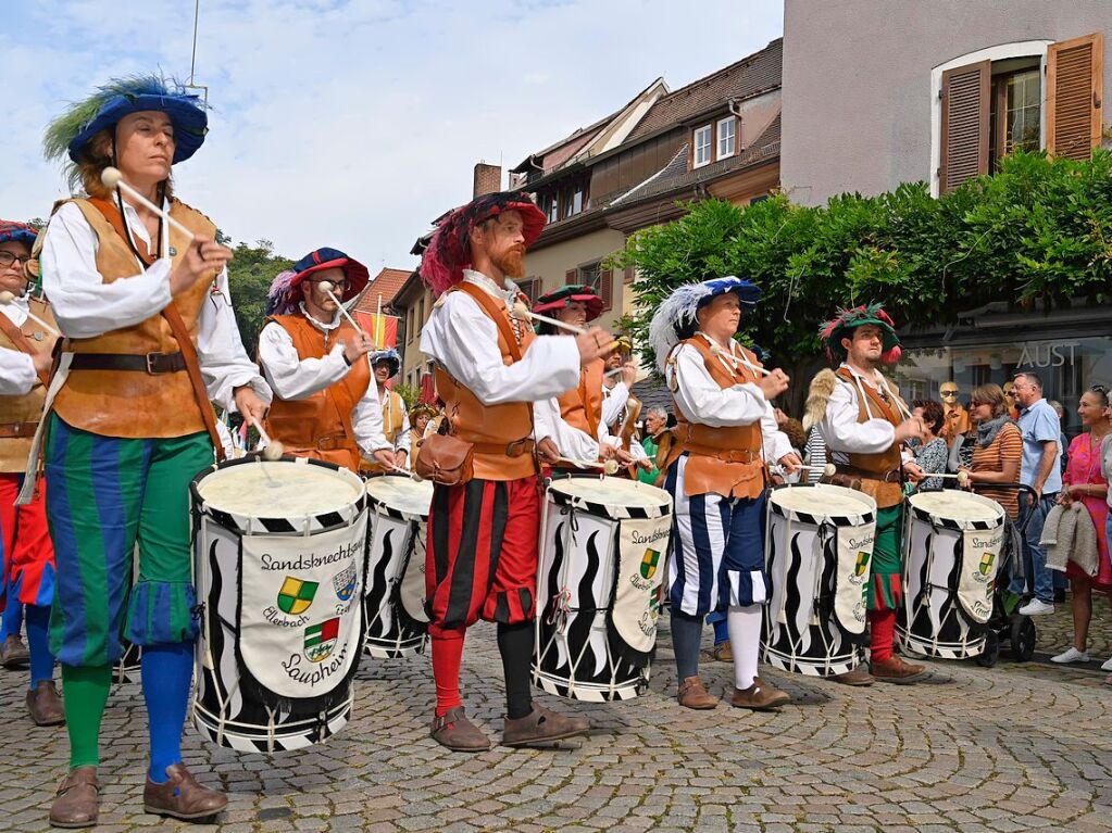 Die Staufener Stadtgeschichten erblhen im sptsommerlichen Licht: Das mittelalterliche Stdtchen wurde erneut perfekt in Szene gesetzt. Bunte, aufwndige Kostme, feierliche Musik und kulinarische Vielfalt standen an der Tagesordnung.