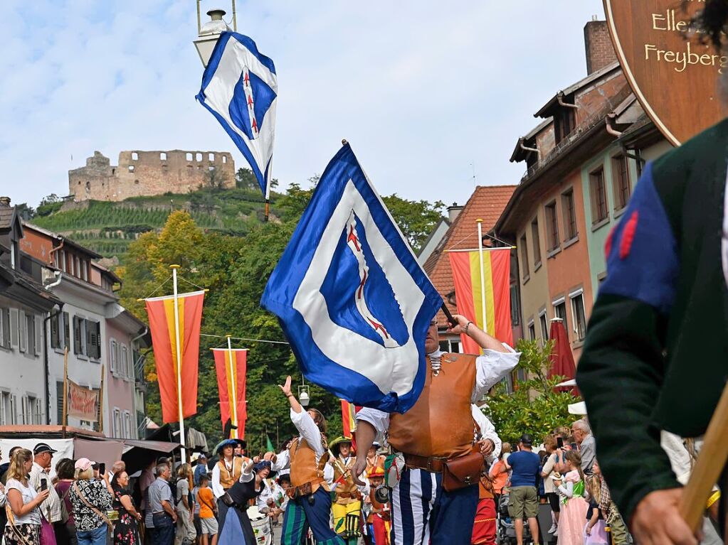 Die Staufener Stadtgeschichten erblhen im sptsommerlichen Licht: Das mittelalterliche Stdtchen wurde erneut perfekt in Szene gesetzt. Bunte, aufwndige Kostme, feierliche Musik und kulinarische Vielfalt standen an der Tagesordnung.