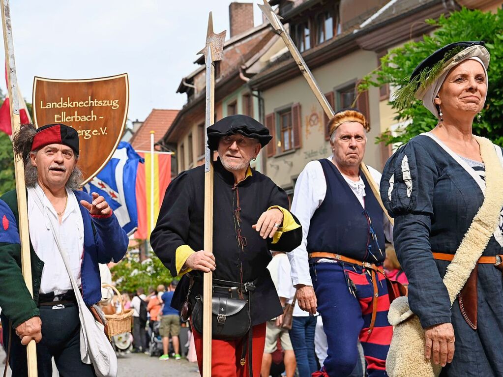 Die Staufener Stadtgeschichten erblhen im sptsommerlichen Licht: Das mittelalterliche Stdtchen wurde erneut perfekt in Szene gesetzt. Bunte, aufwndige Kostme, feierliche Musik und kulinarische Vielfalt standen an der Tagesordnung.