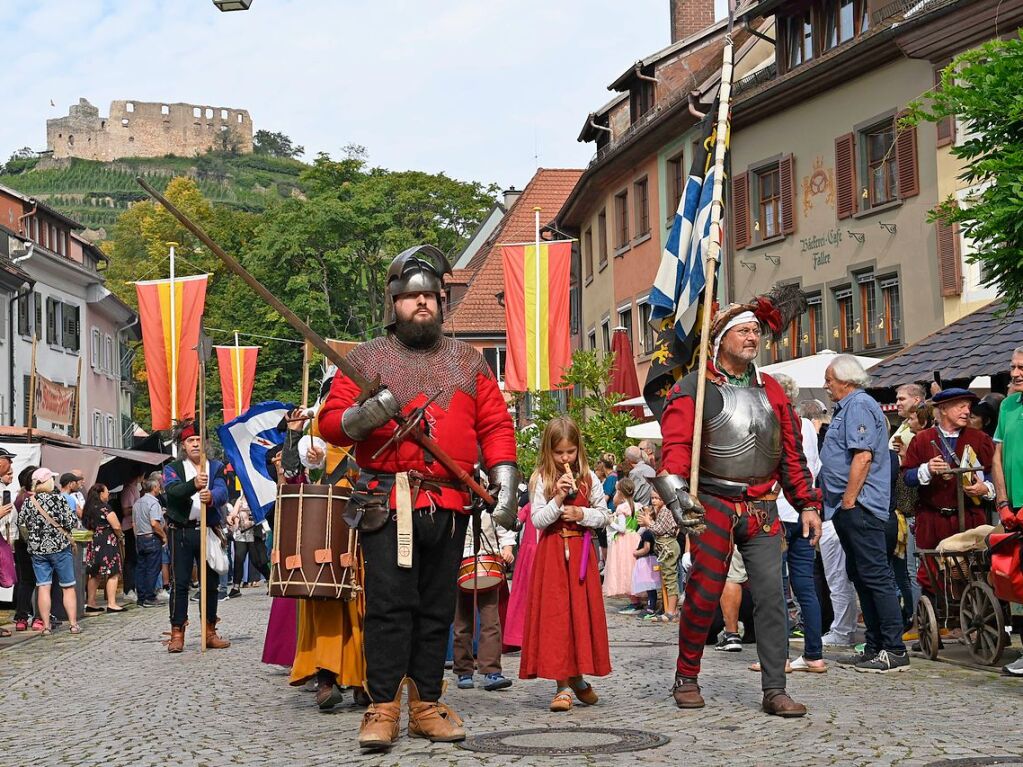 Die Staufener Stadtgeschichten erblhen im sptsommerlichen Licht: Das mittelalterliche Stdtchen wurde erneut perfekt in Szene gesetzt. Bunte, aufwndige Kostme, feierliche Musik und kulinarische Vielfalt standen an der Tagesordnung.