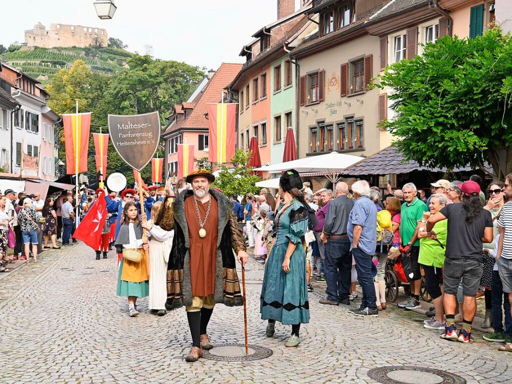 Die Staufener Stadtgeschichten erblhen im sptsommerlichen Licht: Das mittelalterliche Stdtchen wurde erneut perfekt in Szene gesetzt. Bunte, aufwndige Kostme, feierliche Musik und kulinarische Vielfalt standen an der Tagesordnung.