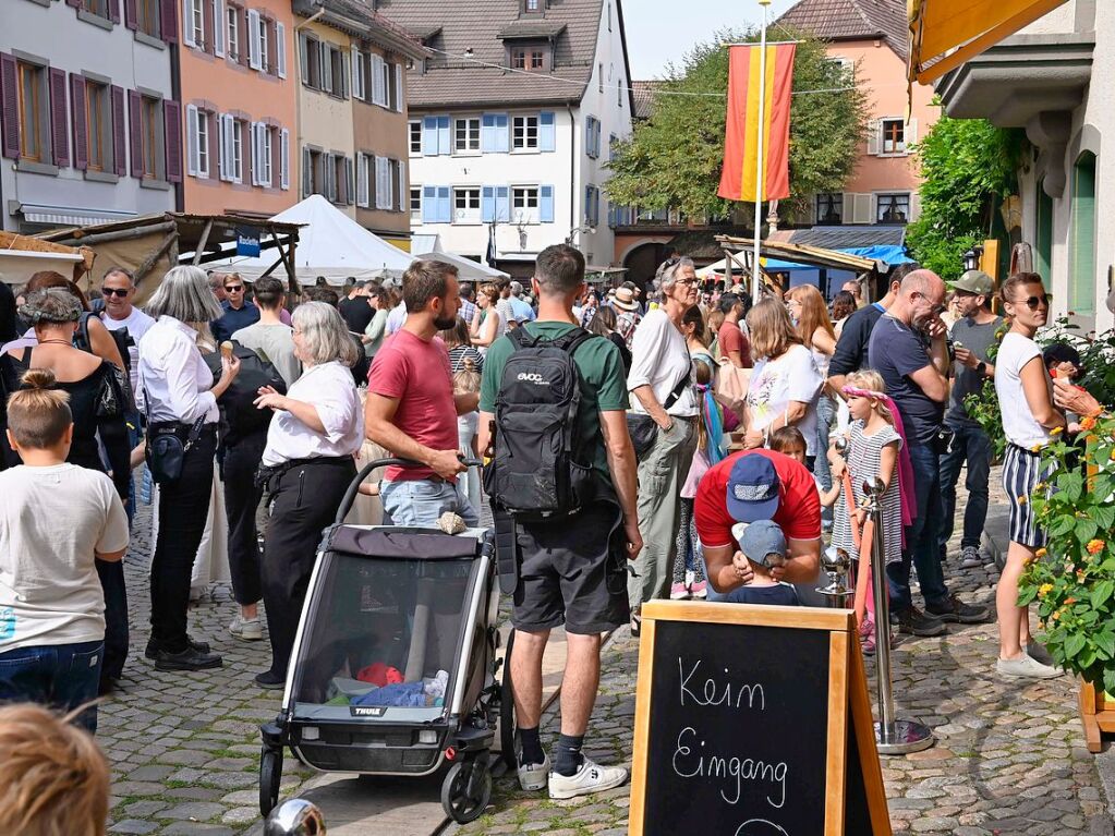 Die Staufener Stadtgeschichten erblhen im sptsommerlichen Licht: Das mittelalterliche Stdtchen wurde erneut perfekt in Szene gesetzt. Bunte, aufwndige Kostme, feierliche Musik und kulinarische Vielfalt standen an der Tagesordnung.