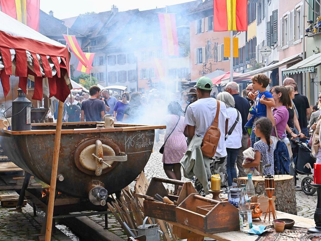 Die Staufener Stadtgeschichten erblhen im sptsommerlichen Licht: Das mittelalterliche Stdtchen wurde erneut perfekt in Szene gesetzt. Bunte, aufwndige Kostme, feierliche Musik und kulinarische Vielfalt standen an der Tagesordnung.