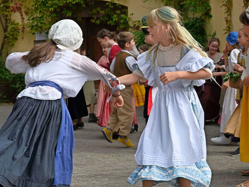 Die Staufener Stadtgeschichten erblhen im sptsommerlichen Licht: Das mittelalterliche Stdtchen wurde erneut perfekt in Szene gesetzt. Bunte, aufwndige Kostme, feierliche Musik und kulinarische Vielfalt standen an der Tagesordnung.