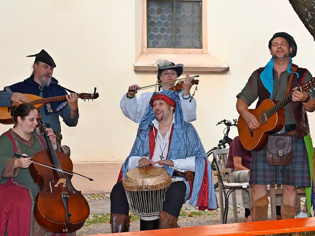 Die Staufener Stadtgeschichten erblhen im sptsommerlichen Licht: Das mittelalterliche Stdtchen wurde erneut perfekt in Szene gesetzt. Bunte, aufwndige Kostme, feierliche Musik und kulinarische Vielfalt standen an der Tagesordnung.